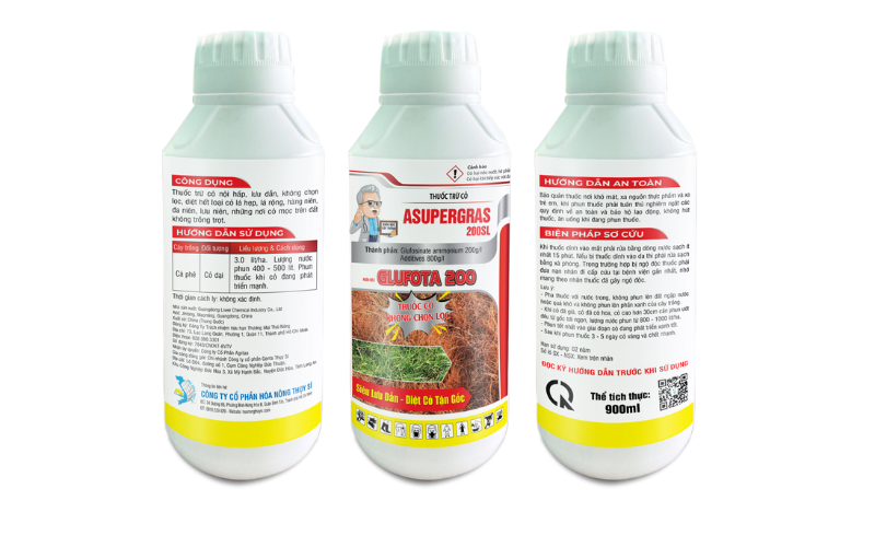So sánh GLUFOTA 200SL với thuốc cỏ khác: Ưu & nhược điểm Trong sản xuất cà phê, quản lý cỏ dại là một trong những công việc tốn nhiều thời gian và công sức nhất. Nếu để cỏ mọc dày, chúng sẽ cạnh tranh dinh dưỡng, ánh sáng, nước tưới với cây cà phê, đồng thời tạo môi trường cho sâu bệnh phát sinh. Bà con từ lâu đã quen sử dụng nhiều loại thuốc cỏ khác nhau, phổ biến nhất là Glyphosate. Tuy nhiên, những năm gần đây, sản phẩm chứa Glufosinate ammonium, điển hình như thuốc diệt cỏ GLUFOTA 200SL, đang trở thành giải pháp thay thế nhờ tốc độ và hiệu quả vượt trội. Bài viết sau sẽ phân tích, so sánh glufosinate glyphosate, đồng thời chỉ ra ưu – nhược điểm của GLUFOTA 200SL trong việc quản lý cỏ dại ở vườn cà phê. So sánh cơ chế glufosinate với glyphosate Để chọn thuốc diệt cỏ phù hợp cho vườn cà phê, bà con cần nắm rõ sự khác biệt giữa Glyphosate và Glufosinate ammonium – hoạt chất chính trong GLUFOTA 200SL. Glyphosate: Là thuốc cỏ lưu dẫn, nội hấp, tác động bằng cách ức chế enzym EPSP, làm ngưng trệ quá trình tổng hợp acid amin cần thiết cho cây. Cỏ bị vàng lá và chết dần trong vòng 7–10 ngày sau khi phun. Hiệu quả cao trên nhiều loại cỏ lâu năm, thân gỗ. Tuy nhiên, tốc độ tác động khá chậm, bà con phải chờ lâu mới thấy kết quả rõ ràng. Glufosinate (trong GLUFOTA 200SL): Cũng là thuốc lưu dẫn – nội hấp, nhưng cơ chế hoàn toàn khác. Glufosinate ức chế enzym glutamine synthetase, làm tích tụ ammonium trong tế bào, khiến quá trình quang hợp bị đình trệ. Kết quả: cỏ bị cháy nhanh, héo vàng rõ rệt chỉ sau 2–4 ngày. Tác động tốt trên cả cỏ lá rộng, lá hẹp, hằng niên và đa niên – đặc biệt hữu ích cho cỏ dại trong vườn cà phê vốn mọc mạnh sau mỗi đợt mưa. Như vậy, nếu Glyphosate có ưu điểm là phổ tác động rộng nhưng chậm, thì thuốc diệt cỏ GLUFOTA 200SL với Glufosinate lại nổi bật nhờ hiệu quả nhanh, diệt cỏ tận gốc, rất phù hợp cho bà con cần làm sạch cỏ nhanh trong vườn cà phê. Ưu điểm khi dùng GLUFOTA 200SL cho cà phê Trong vườn cà phê, cỏ dại không chỉ cạnh tranh dinh dưỡng mà còn cản trở việc chăm sóc, thu hoạch. Việc sử dụng thuốc diệt cỏ GLUFOTA 200SL mang lại nhiều lợi ích thiết thực: 1. Hiệu quả nhanh, diệt tận gốc Chỉ sau 2–4 ngày phun, bà con sẽ thấy cỏ héo vàng, khô nhanh. Nhờ khả năng siêu lưu dẫn, thuốc đi từ lá xuống rễ, giúp cỏ chết tận gốc, hạn chế mọc trở lại. 2. Kiểm soát được nhiều loại cỏ dại khó trị GLUFOTA 200SL có thể diệt cả cỏ lá rộng, lá hẹp, từ cỏ non đến cỏ đa niên. Đặc biệt hiệu quả với các loại cỏ dai dẳng mọc quanh gốc và bờ vườn cà phê. 3. Giảm công lao động, tiết kiệm chi phí Thay vì thuê nhân công làm cỏ thủ công, chỉ cần một lần phun thuốc đúng liều lượng là có thể giữ vườn sạch cỏ trong thời gian dài. Điều này giúp bà con giảm chi phí đáng kể trong canh tác cà phê. 4. Giúp cây cà phê phát triển khỏe mạnh Khi cỏ được kiểm soát, cây cà phê sẽ nhận được nhiều dinh dưỡng, nước tưới và ánh sáng hơn. Cây khỏe, ra hoa đậu trái tốt, năng suất và chất lượng hạt cà phê được nâng cao. 5. Thời gian cách ly linh hoạt Theo nhãn gốc, thuốc không có thời gian cách ly xác định, do đó bà con có thể linh hoạt trong quản lý vườn. Các lưu ý an toàn Để đạt hiệu quả tối ưu và an toàn khi sử dụng thuốc cỏ bờ trong vườn cà phê, bà con cần tuân thủ một số lưu ý sau: Liều lượng & cách dùng: Liều khuyến cáo: 3.0 lít/ha Lượng nước: 400 – 500 lít/ha Thời điểm: Phun khi cỏ đang phát triển mạnh, lá xanh tốt. Trang bị bảo hộ: Mang khẩu trang, găng tay, kính bảo hộ, quần áo dài tay khi pha và phun thuốc. Không phun ngược chiều gió: Tránh để thuốc bay vào cơ thể hoặc dính vào tán lá cà phê. Không phun gần nguồn nước sinh hoạt, ao cá: Tránh gây ô nhiễm môi trường. Bảo quản đúng cách: Để thuốc nơi khô ráo, thoáng mát, xa tầm tay trẻ em và thực phẩm. Phun đúng phạm vi: Thuốc không chọn lọc, nên bà con chỉ phun trực tiếp vào cỏ, tránh tiếp xúc với lá cà phê non. Qua so sánh glufosinate glyphosate, có thể thấy: Glyphosate: tác động chậm, phổ rộng. Glufosinate trong thuốc diệt cỏ GLUFOTA 200SL: tác động nhanh, diệt tận gốc, cực kỳ phù hợp để xử lý cỏ dại trong vườn cà phê. Với ưu điểm nổi bật: siêu lưu dẫn, diệt cỏ tận gốc, hiệu quả nhanh chóng, giảm công lao động, GLUFOTA 200SL chính là lựa chọn an toàn, hiệu quả cho bà con trong canh tác cà phê bền vững. Liên hệ ngay CÔNG TY CỔ PHẦN HÓA NÔNG THỤY SĨ để đặt hàng và nhận tư vấn miễn phí. CÔNG TY CỔ PHẦN HÓA NÔNG THỤY SĨ Địa chỉ: 34 đường 6B, P. Bình Tân, TP.HCM Điện thoại: 0816.529.529 – Website: hoanongthuysi.com